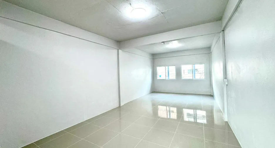 For rent 2 bedrooms retail Space in Huai Khwang, Bangkok