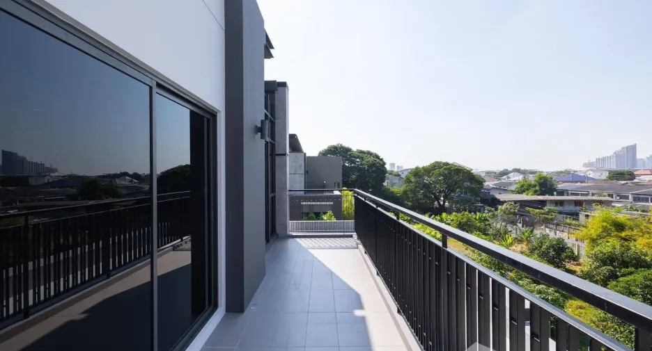 Casa adosada en alquiler de 4 habitaciones en Phra Khanong, Bangkok