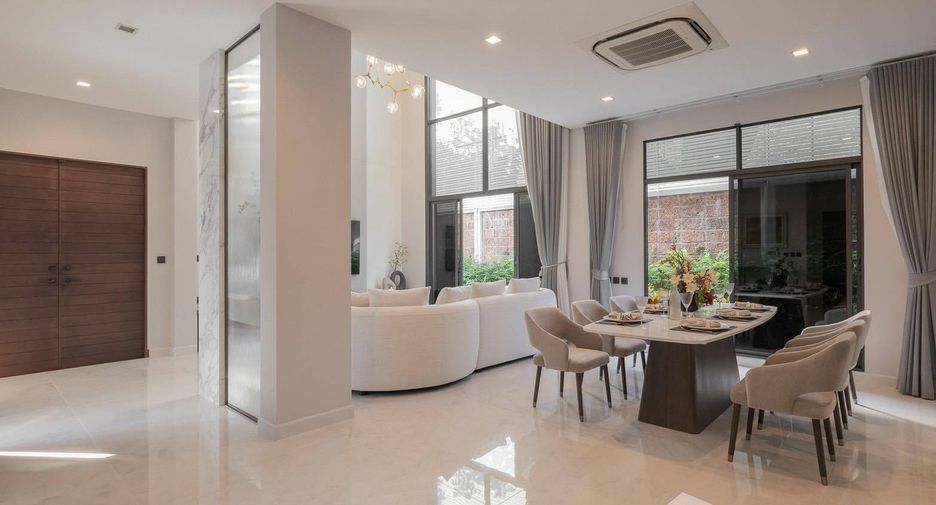 Casa adosada en alquiler de 4 habitaciones en Phra Khanong, Bangkok