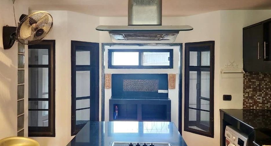 For rent 3 ベッドルーム townhouse in Phra Khanong, Bangkok