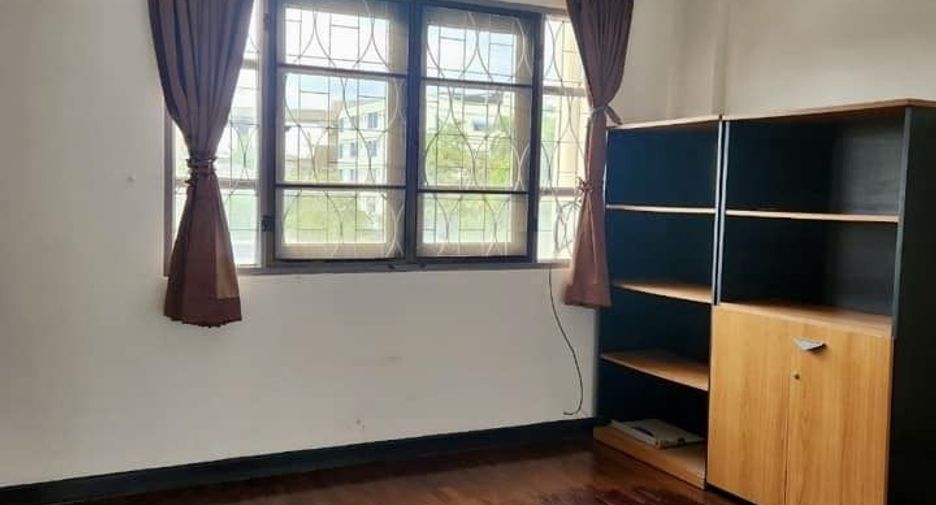 For rent 3 ベッドルーム townhouse in Phra Khanong, Bangkok