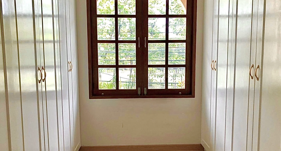 For rent 3 bedrooms townhouse in Huai Khwang, Bangkok