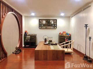 Casa adosada en alquiler de 3 habitaciones en Huai Khwang, Bangkok