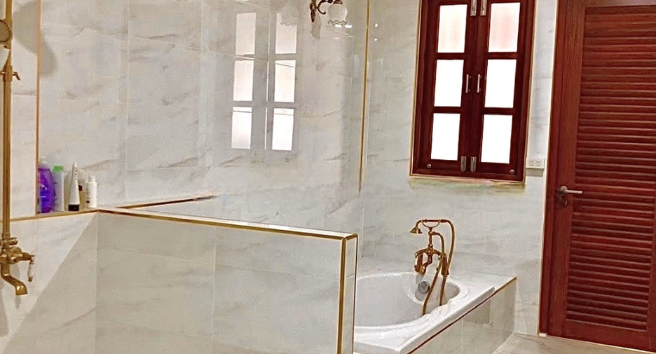 For rent 3 bedrooms townhouse in Huai Khwang, Bangkok
