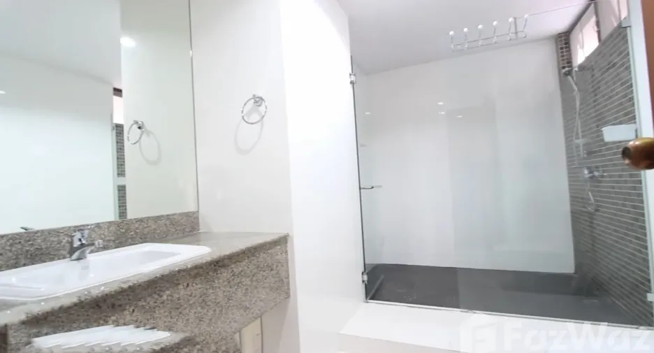 For rent 3 bedrooms apartment in Khlong Toei, Bangkok