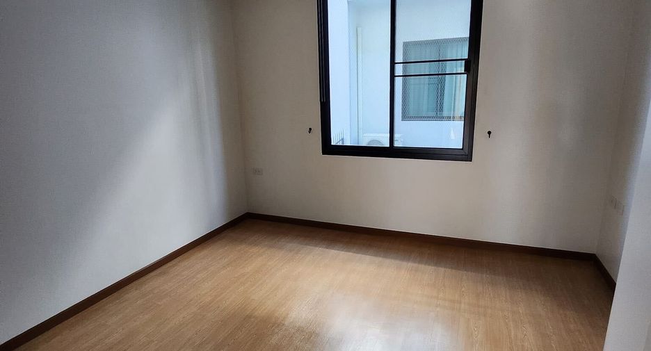 Casa adosada en alquiler de 4 habitaciones en Phra Khanong, Bangkok