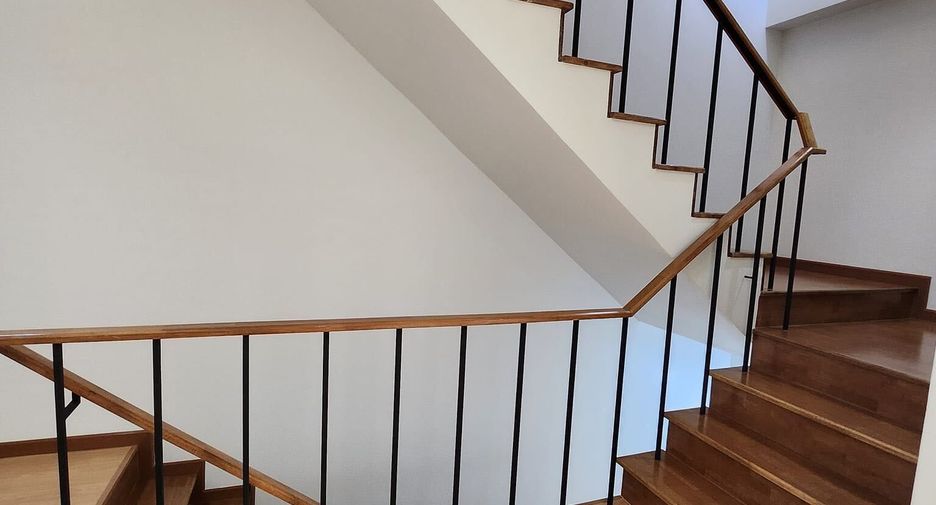 For rent 4 bedrooms townhouse in Phra Khanong, Bangkok