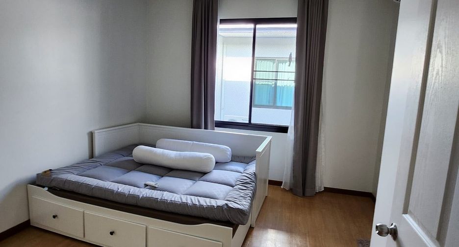 For rent 4 bedrooms townhouse in Phra Khanong, Bangkok