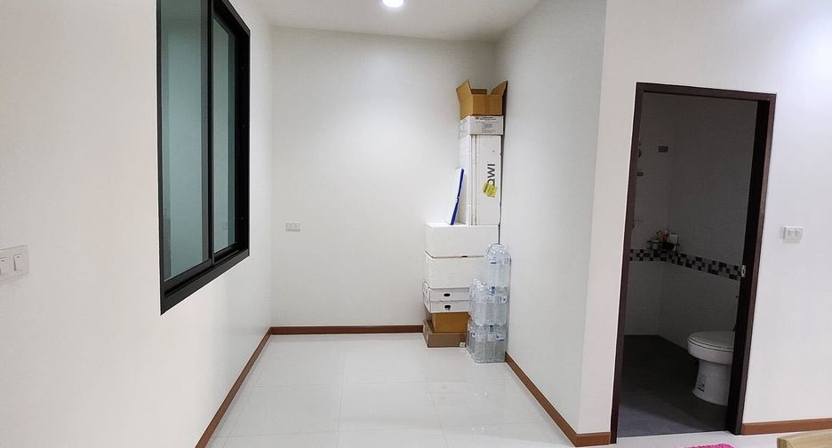 For rent 4 bedrooms townhouse in Phra Khanong, Bangkok