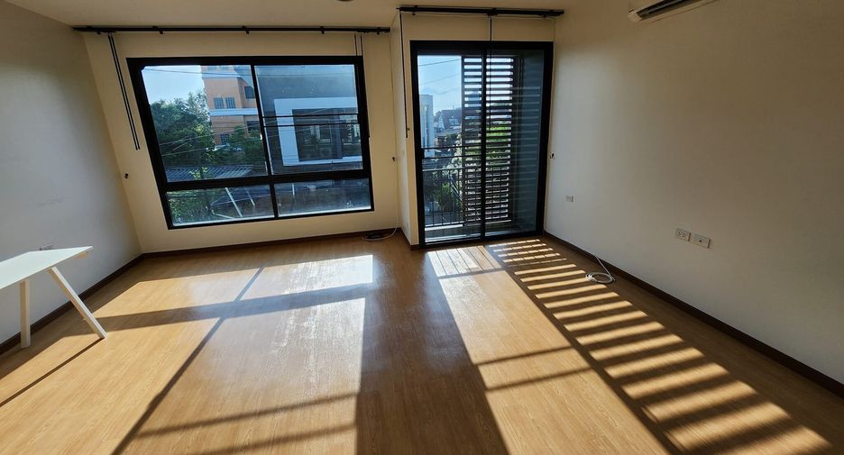 For rent 4 bedrooms townhouse in Phra Khanong, Bangkok