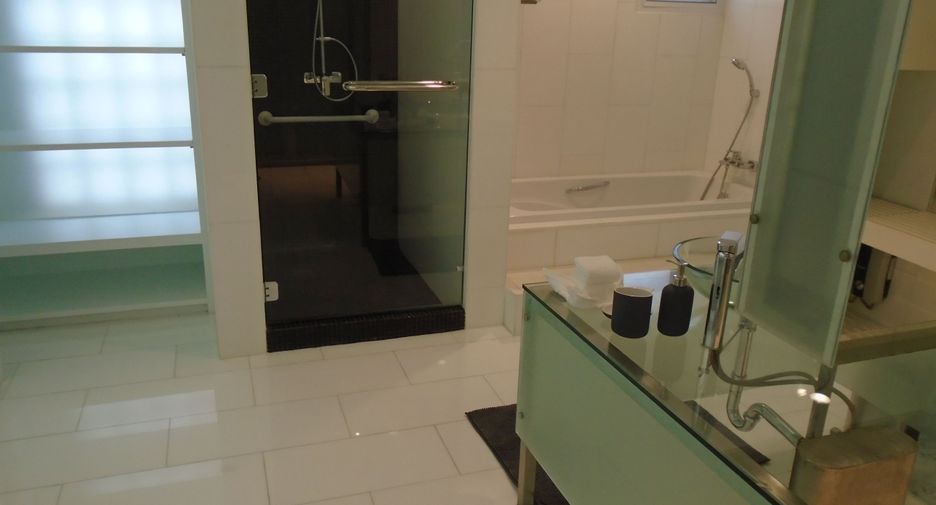 For rent 3 bedrooms apartment in Pathum Wan, Bangkok