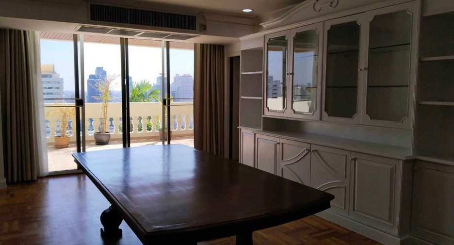 For rent 4 bedrooms condo in Watthana, Bangkok