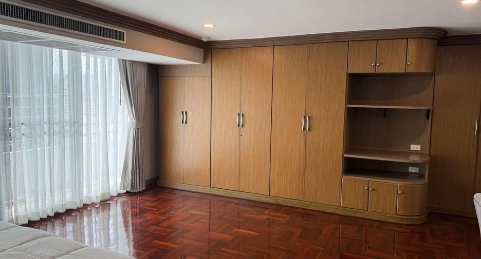 For rent 3 bedrooms condo in Khlong Toei, Bangkok