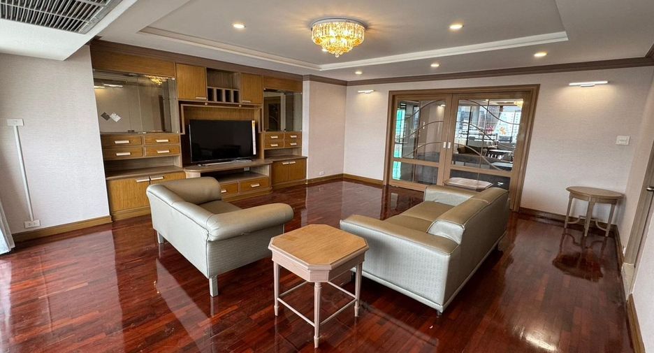 For rent 3 bedrooms condo in Khlong Toei, Bangkok