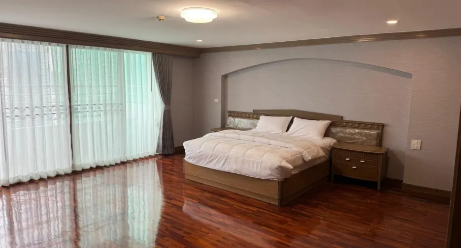 For rent 3 bedrooms condo in Khlong Toei, Bangkok