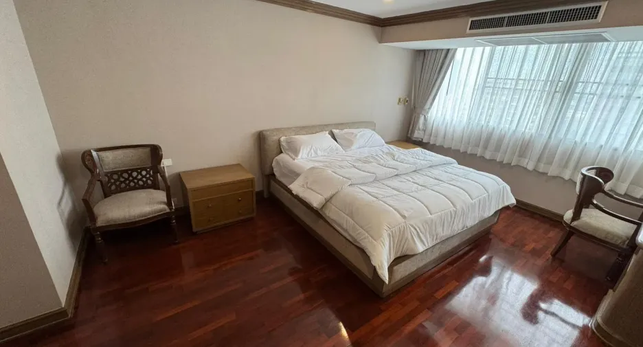 For rent 3 bedrooms condo in Khlong Toei, Bangkok