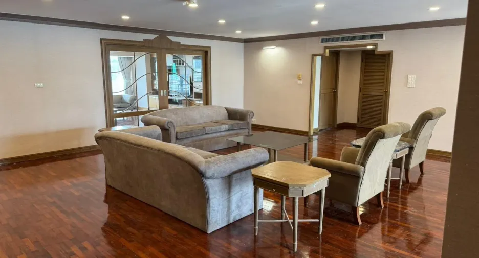 For rent 3 bedrooms condo in Khlong Toei, Bangkok