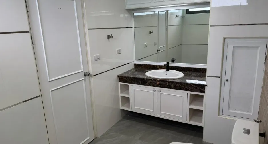 For rent 3 bedrooms condo in Khlong Toei, Bangkok