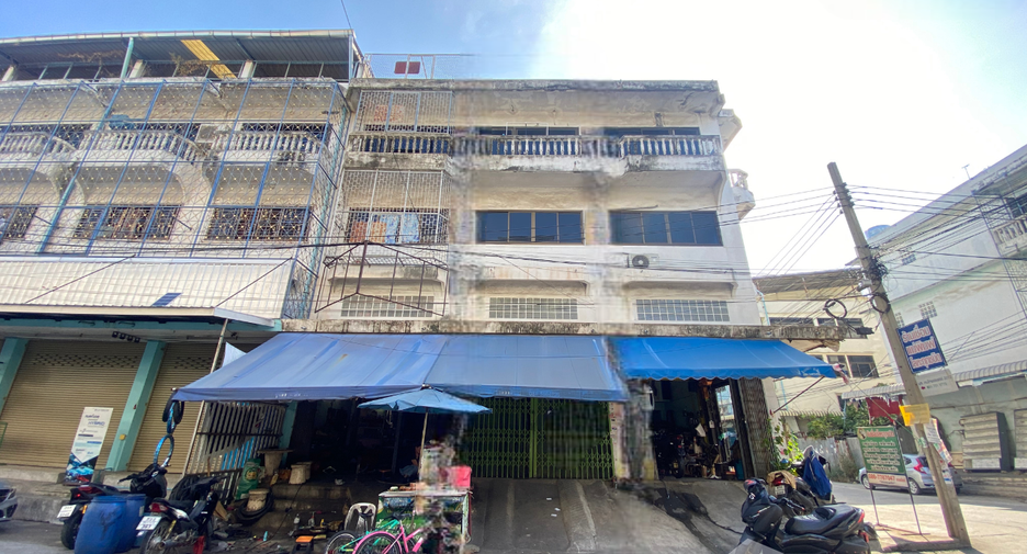 For rent 4 bedrooms townhouse in Bang Bon, Bangkok