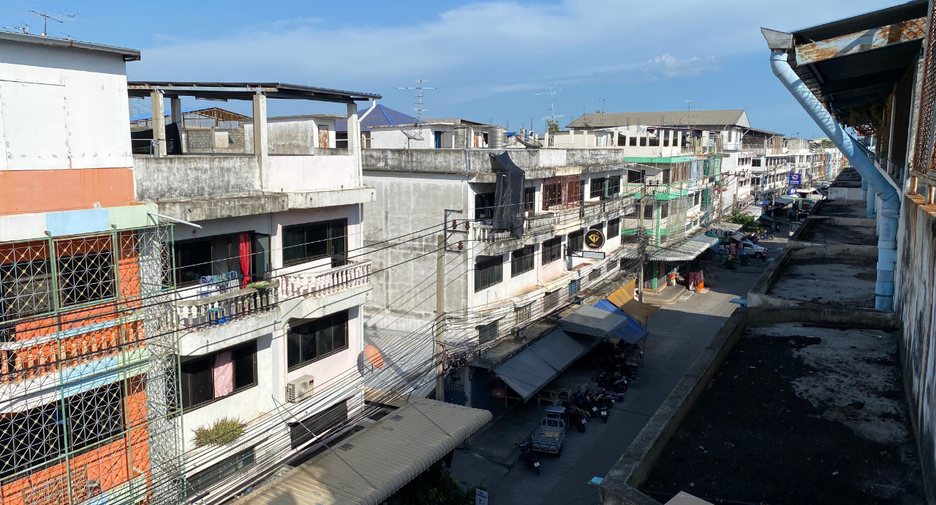 For rent 4 bedrooms townhouse in Bang Bon, Bangkok