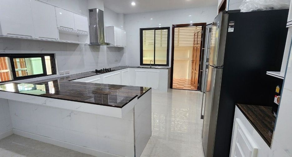 Haus zur Miete mit 3 Zimmer in Watthana, Bangkok