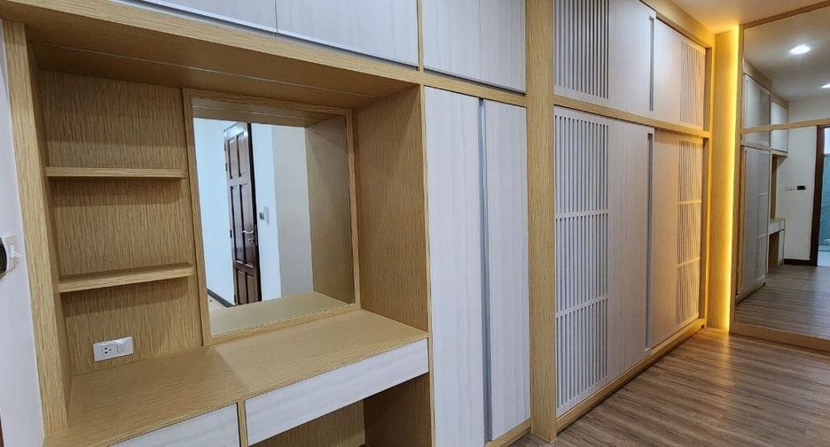 Haus zur Miete mit 3 Zimmer in Watthana, Bangkok
