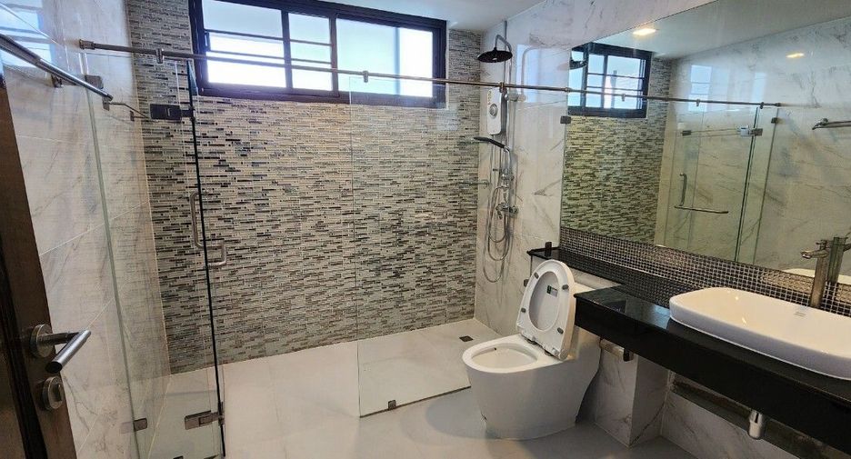 Haus zur Miete mit 3 Zimmer in Watthana, Bangkok