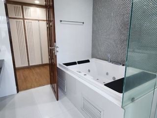 Haus zur Miete mit 3 Zimmer in Watthana, Bangkok