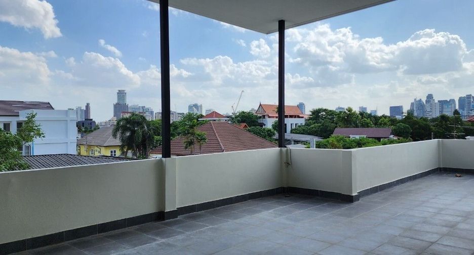 Haus zur Miete mit 3 Zimmer in Watthana, Bangkok