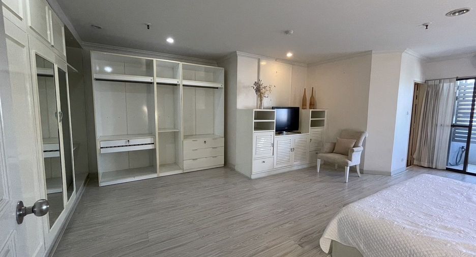 For rent 3 bedrooms condo in Watthana, Bangkok