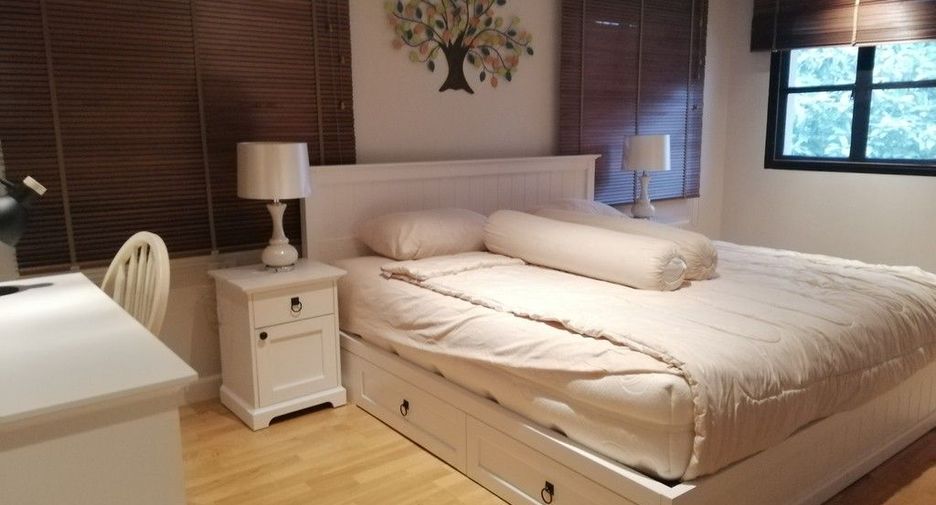 For rent 3 bedrooms condo in Pathum Wan, Bangkok