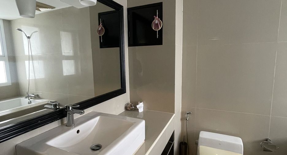 For rent 2 bedrooms condo in Watthana, Bangkok
