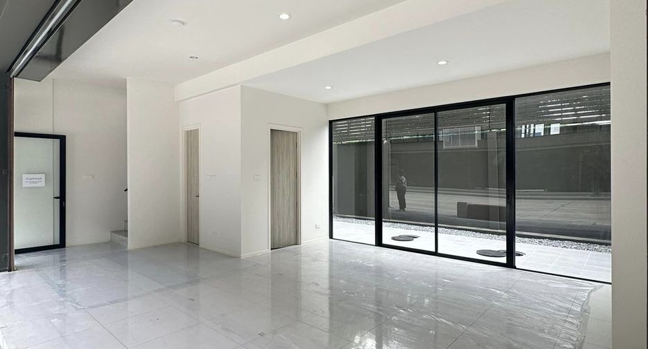 For rent 4 bedrooms townhouse in Rat Burana, Bangkok
