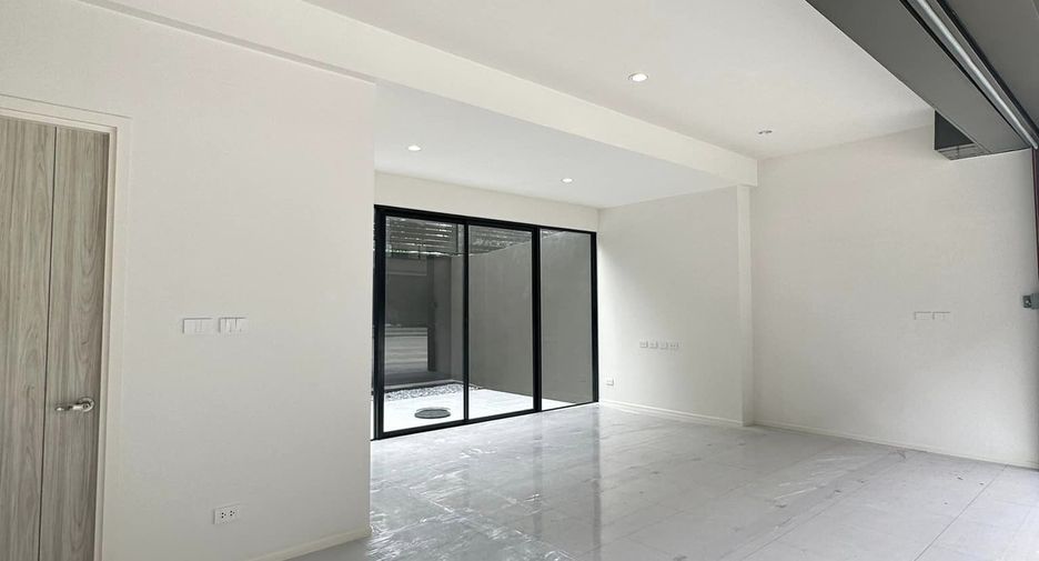 For rent 4 bedrooms townhouse in Rat Burana, Bangkok