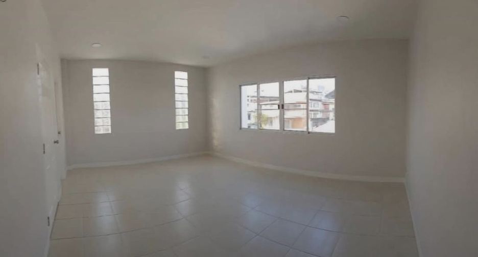 For rent 4 bedrooms house in Huai Khwang, Bangkok