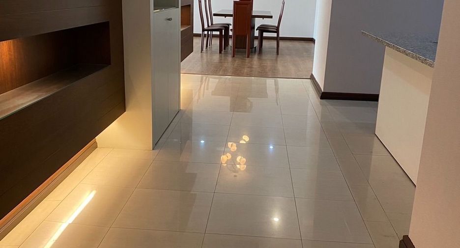 À louer 3 chambres condo à Sathon, Bangkok