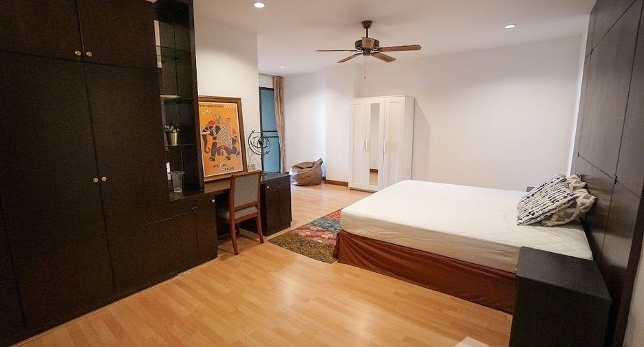 For rent 3 bedrooms apartment in Watthana, Bangkok