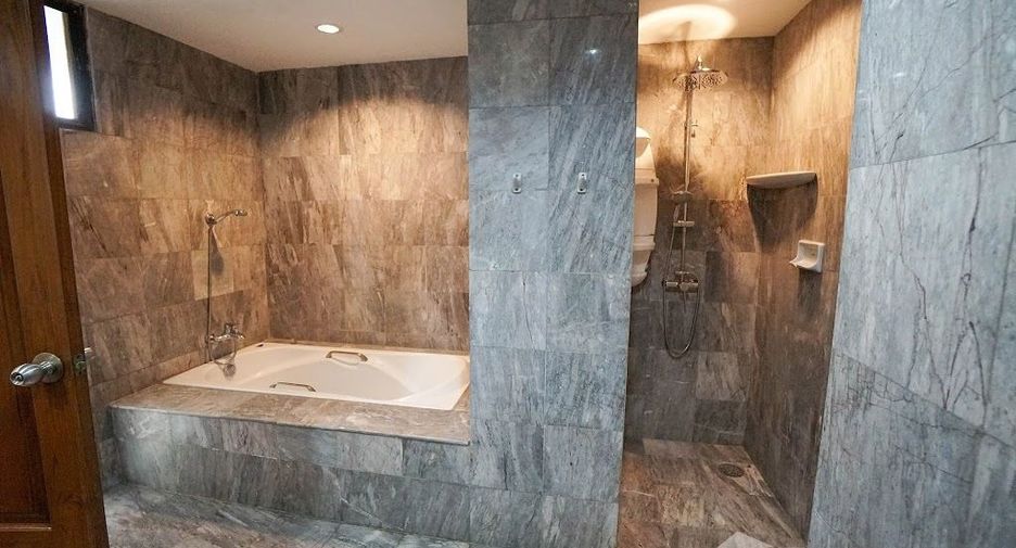 For rent 3 bedrooms apartment in Watthana, Bangkok