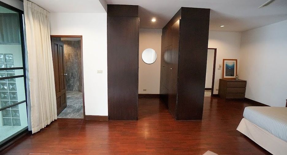 For rent 3 bedrooms apartment in Watthana, Bangkok
