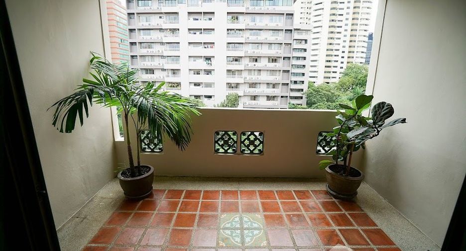 For rent 3 bedrooms apartment in Watthana, Bangkok