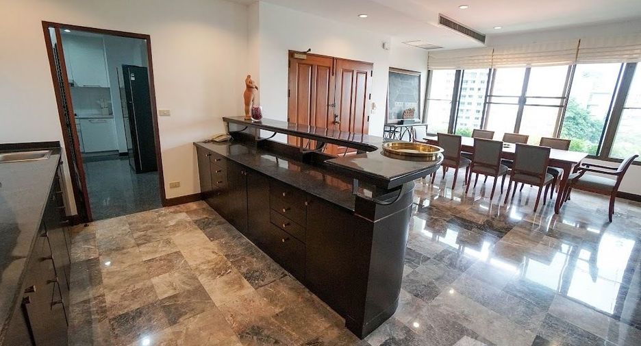 For rent 3 bedrooms apartment in Watthana, Bangkok