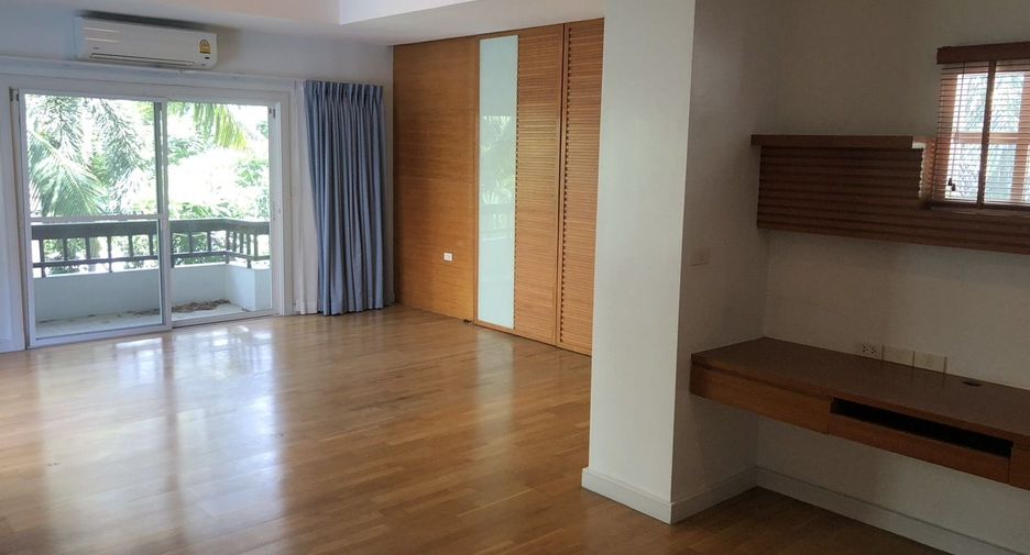 For rent 4 bedrooms house in Khlong Toei, Bangkok