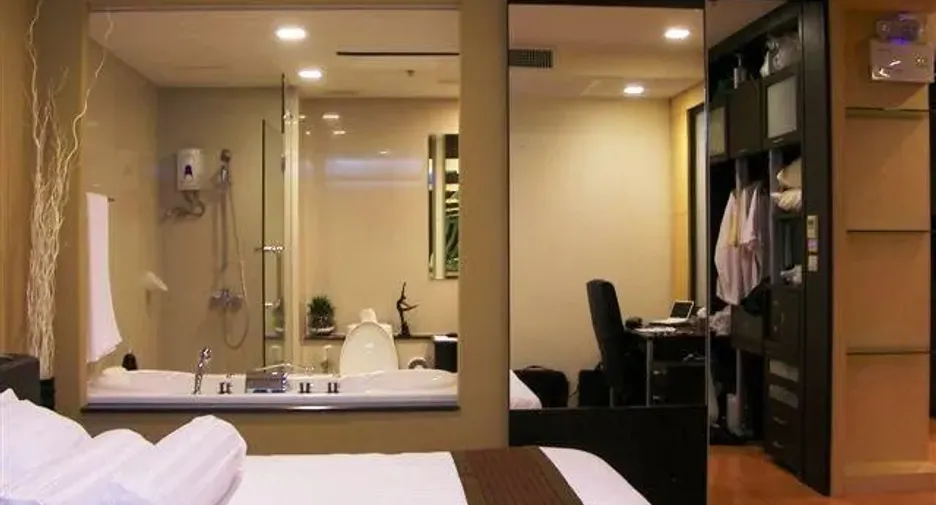 For rent 2 bedrooms condo in Khlong Toei, Bangkok
