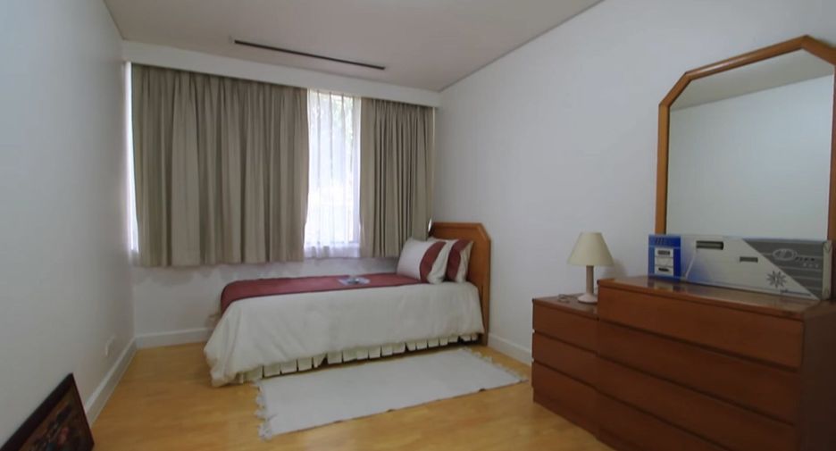 For rent 4 bedrooms condo in Sathon, Bangkok