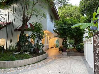 For rent 4 bedrooms house in Khlong Toei, Bangkok