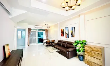À louer 3 chambres maison de ville à Prawet, Bangkok