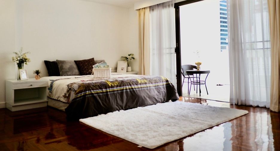 For rent 5 bedrooms townhouse in Sathon, Bangkok