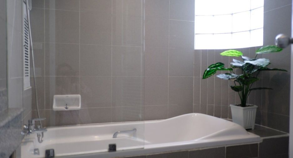For rent 5 bedrooms townhouse in Sathon, Bangkok