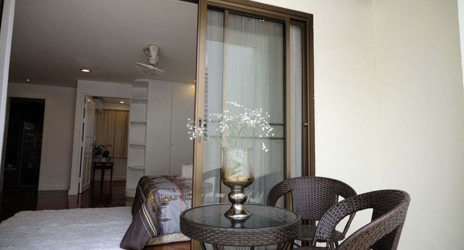 For rent 5 bedrooms townhouse in Sathon, Bangkok
