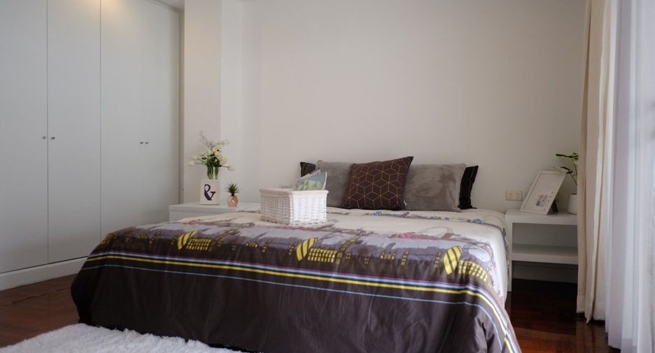 For rent 5 bedrooms townhouse in Sathon, Bangkok